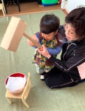 餅つき遊び〈１歳児〉 令和２（2020）年12月21日