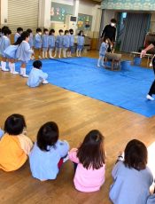 餅つき遊び〈２歳児〉 令和２（20202）年12月20~21日