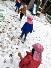 雪踏み〈２歳児〉　令和３（2021）年１月12日