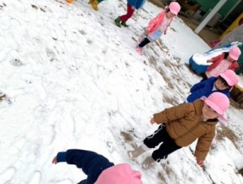 雪踏み〈２歳児〉　令和３（2021）年１月12日