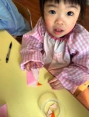 折り紙あそび〈１歳児〉 令和３（2021）年３月９日