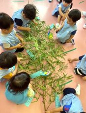 笹飾りと七夕壁面製作〈２歳児〉 令和３（2021）年７月５日