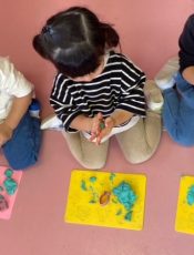 粘土あそび(２歳児)　令和３（2021）年10月27日