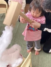 餅つき遊び〈１歳児〉 令和３（2021）年12月20日