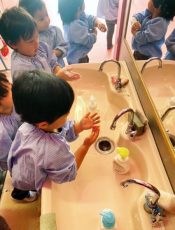 手洗い指導〈２歳児〉 令和３（2021）年12月３日
