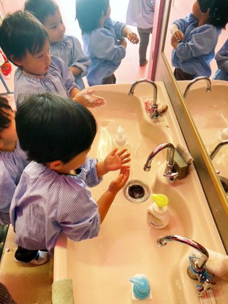 手洗い指導〈２歳児〉 令和３（2021）年12月３日
