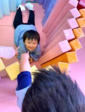 かくれんぼ遊び〈２歳児〉 令和４（2022）年４月25日