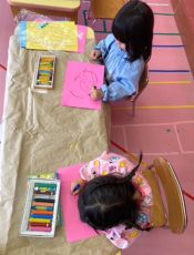 クレパス遊び〈２歳児〉 令和４（2022）年４月４日