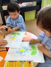 「お花を描こう」〈１歳児〉 令和４（2022）年５月30日