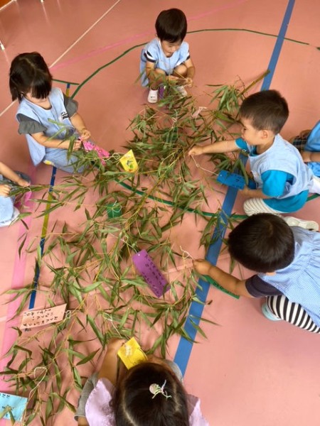 笹の葉を飾り付け〈２歳児〉  令和４（2022）年７月５日