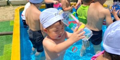 プール遊び始まる〈２歳児〉 令和４（2022）年７月１日