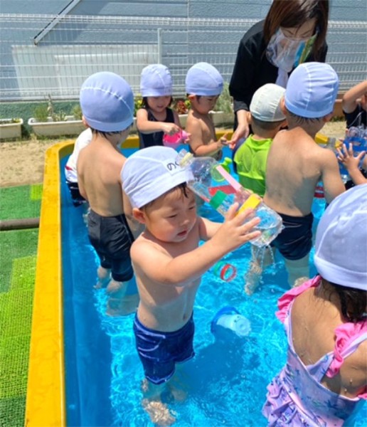 プール遊び始まる〈２歳児〉 令和４（2022）年７月１日