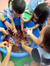 タライで水遊び＜2歳＞ 令和５(2023)年７月28日