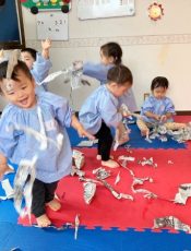 新聞紙遊び〈１歳〉 令和５（2023）年11月15日