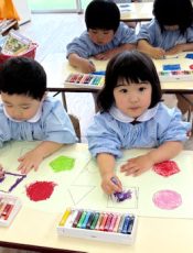 「塗ってみよう」たくさん塗って遊んだよ！ 令和７（2025）年５月７～９日
