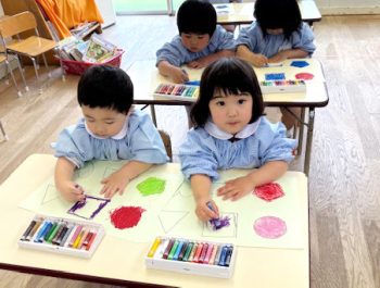 「塗ってみよう」たくさん塗って遊んだよ！ 令和７（2025）年５月７～９日