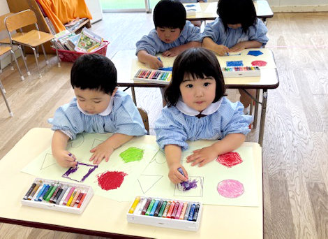 「塗ってみよう」たくさん塗って遊んだよ！ 令和７（2025）年５月７～９日